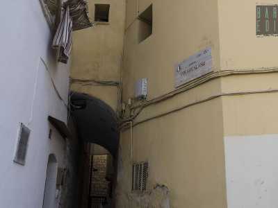 Ci spostiamo ora alle spalle della Cattedrale, ritrovandoci su Largo San Sabino. Da qui imbocchiamo la strada che porta a Largo Chiurlia, denominata Corte Colaguano